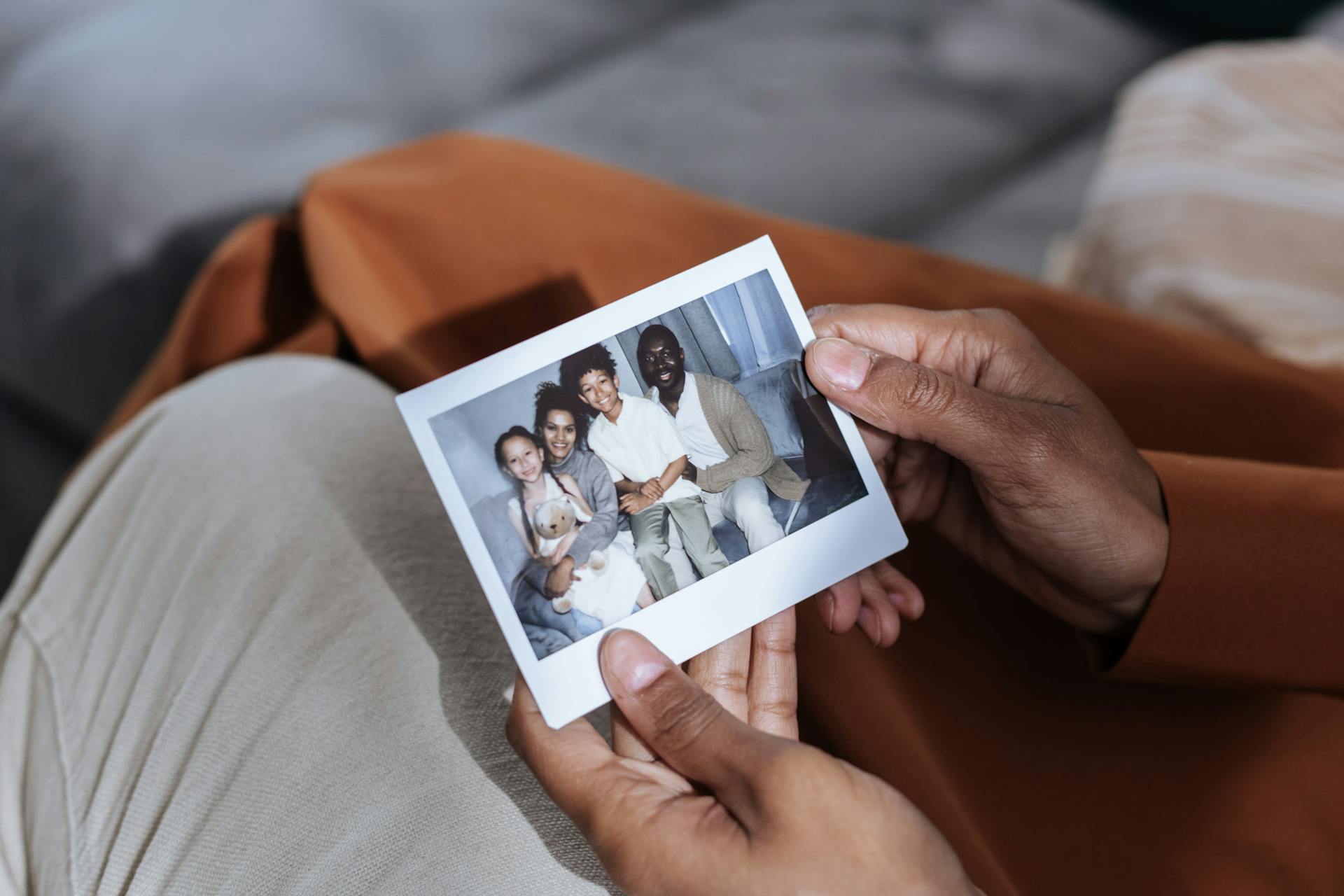 A man holding a family photograph | Source: Pexels