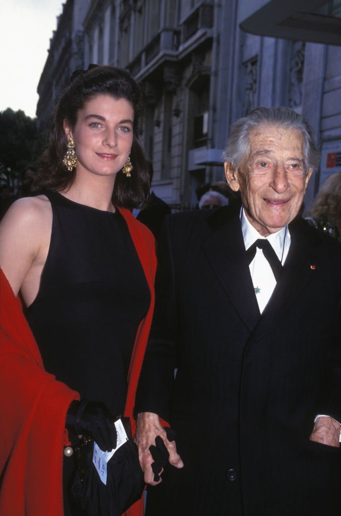 Paul-Louis Weiller y una amiga en el estreno de 'Mayerling' en París el 15 de junio de 1993, Francia.| Foto: Getty Images Paul-Louis Weiller y una amiga en el estreno de 'Mayerling' en París el 15 de junio de 1993, Francia.| Foto: Getty Images