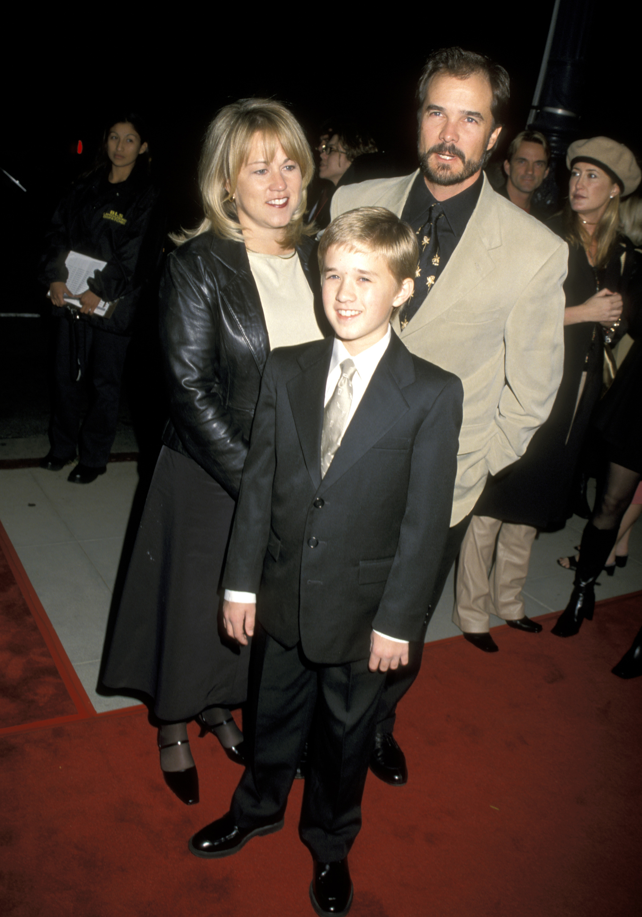 Theresa Osment, Haley Osment and Michael Osment at the Los Angeles premiere of "Pay It Forward," 2000 | Source: Getty Images