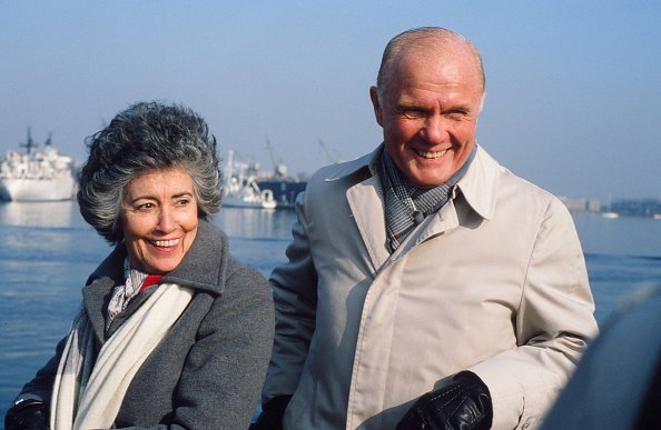 John Glenn and Annie during his campaign for the Democratic Presidential nomination, Boston, Massachusetts, on January 5, 1984. | Photo: Getty Images