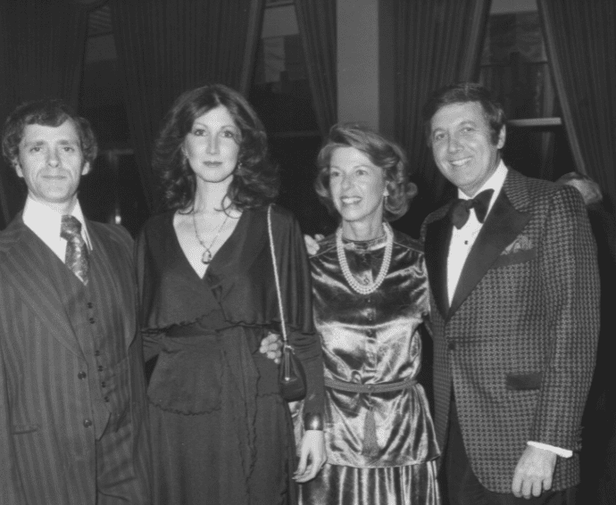 Monty Hall, with his wife Marilyn, his daughter Joanna and his son-in-law Paul, attending a Harvest Moon dinner in November 1976 at the Beverly Hills Hilton, California |  Photo: Getty Images