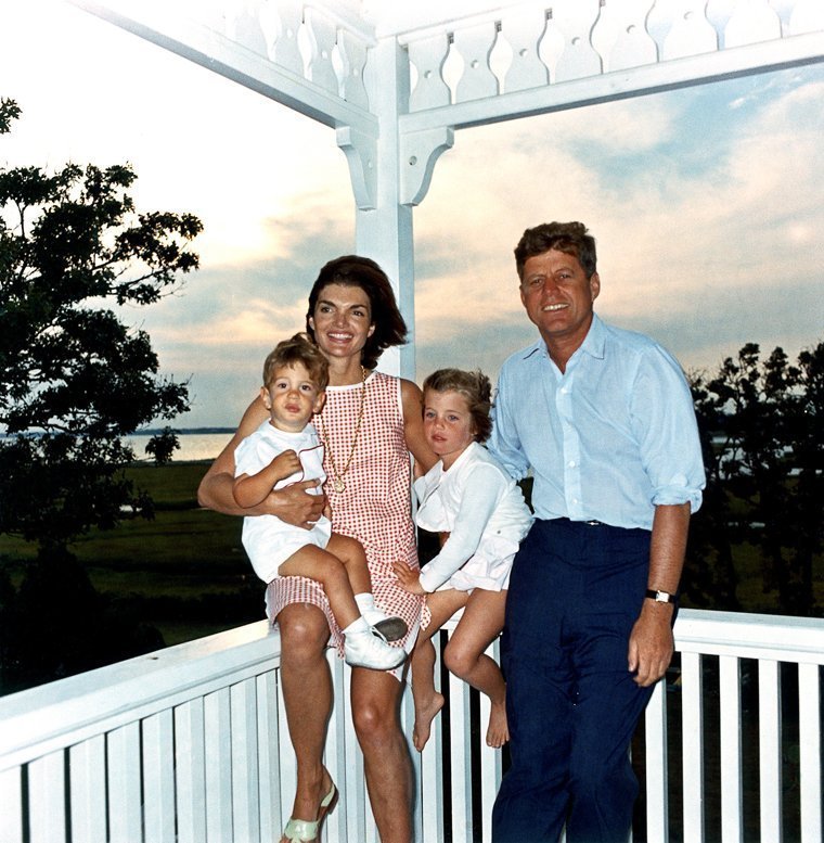 President John F. Kennedy and First Lady Jacqueline Kennedy, and their children John, Jr. and Caroline, at their summer house in Hyannis Port, Massachusetts in 1962 | Photo: Wikimedia Commons