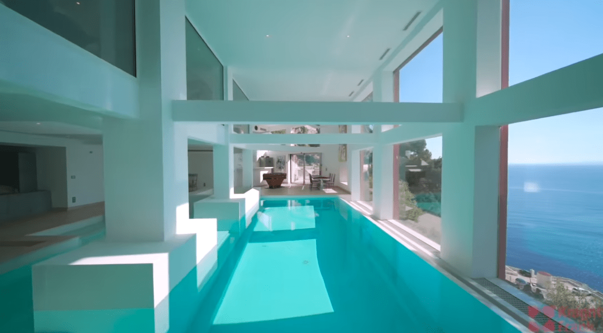 Sean Connery and Micheline Roquebrune's two indoor swimming pools. / Source: YouTube/@KnightFrank