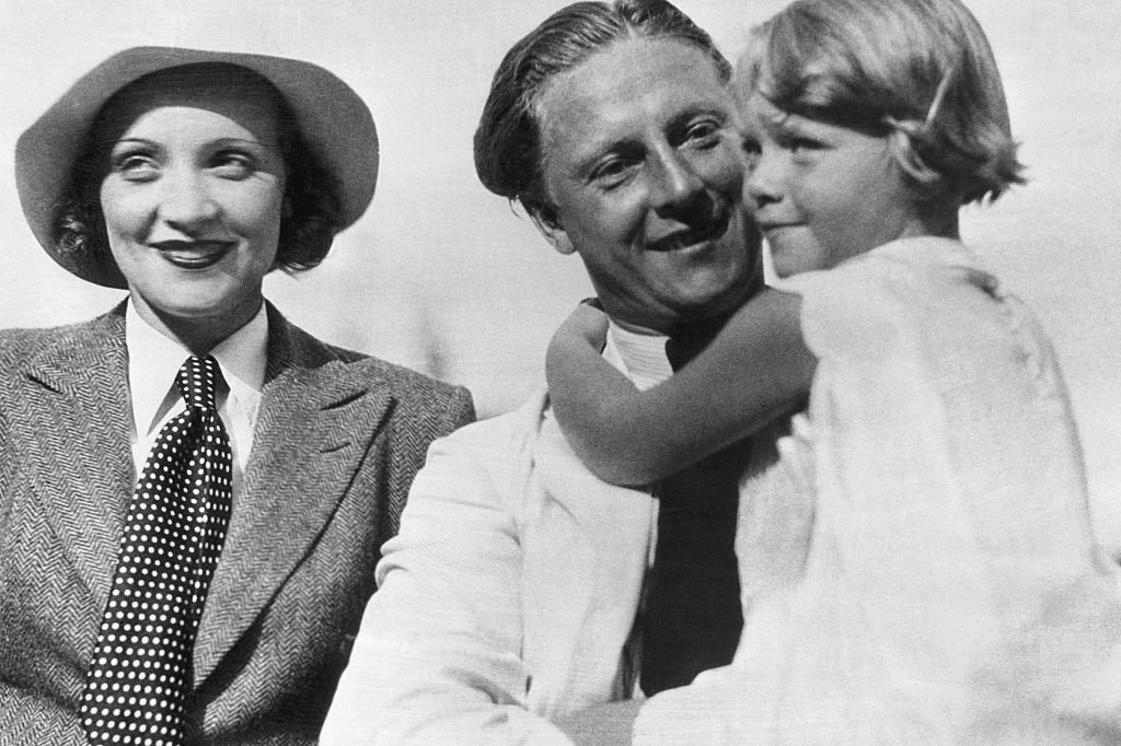 Marlene Dietrich und Rudolf Sieber mit ihrer Tochter Maria um 1931. I Quelle: Getty Images