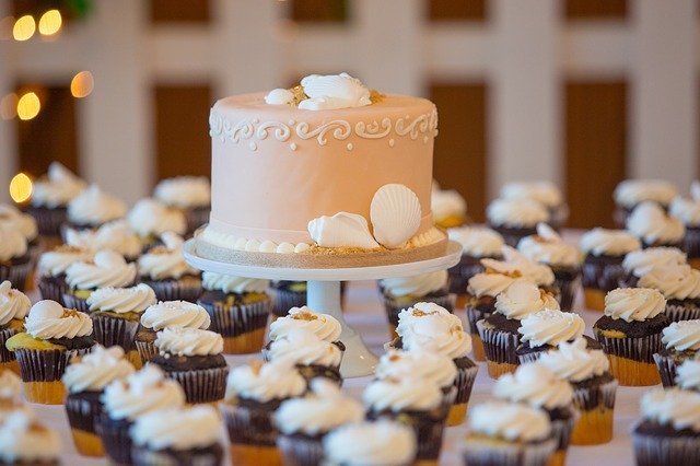 A wedding cake on a table | Photo: Pixabay
