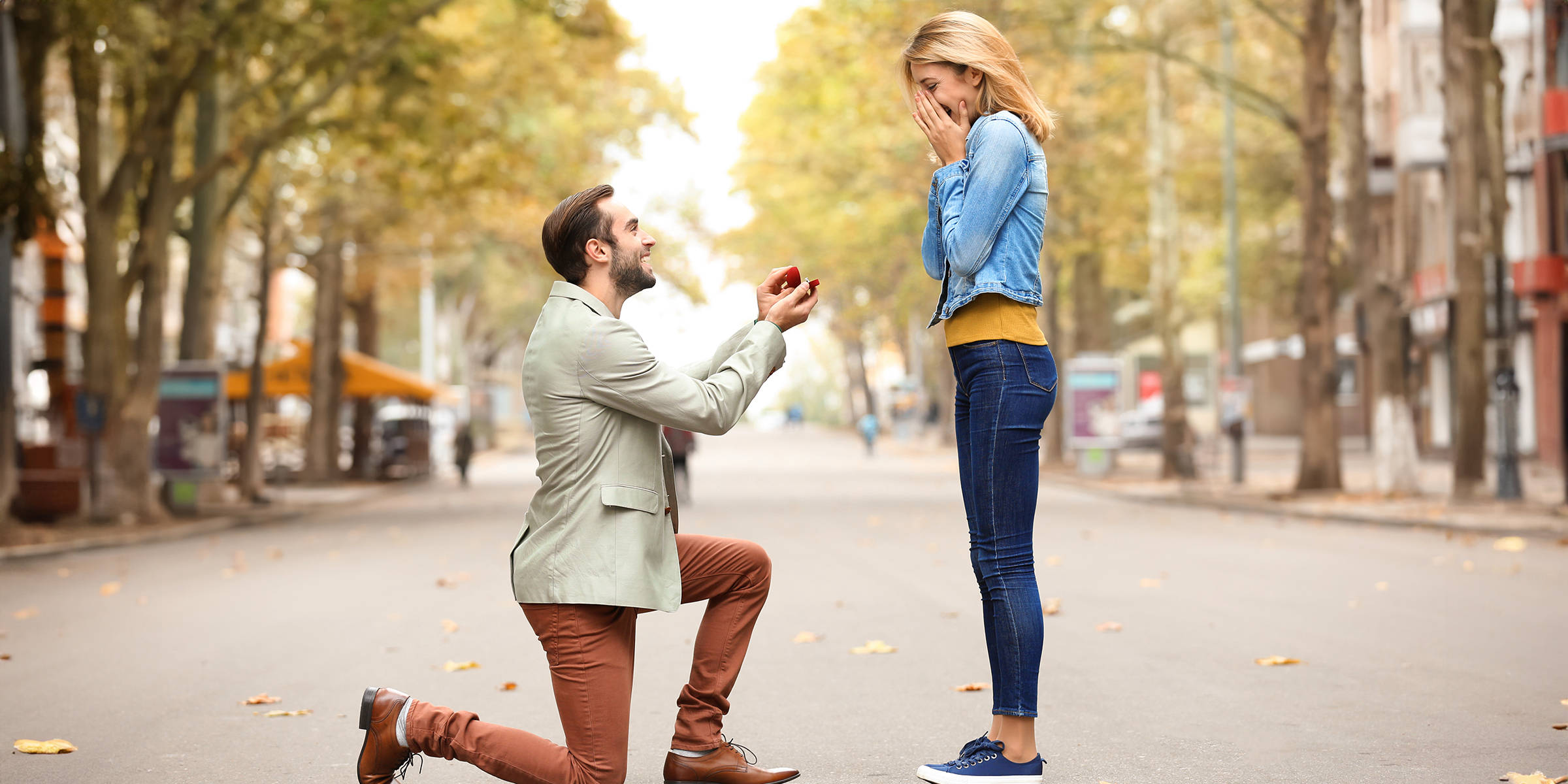 A man proposing to a woman | Source: Shutterstock
