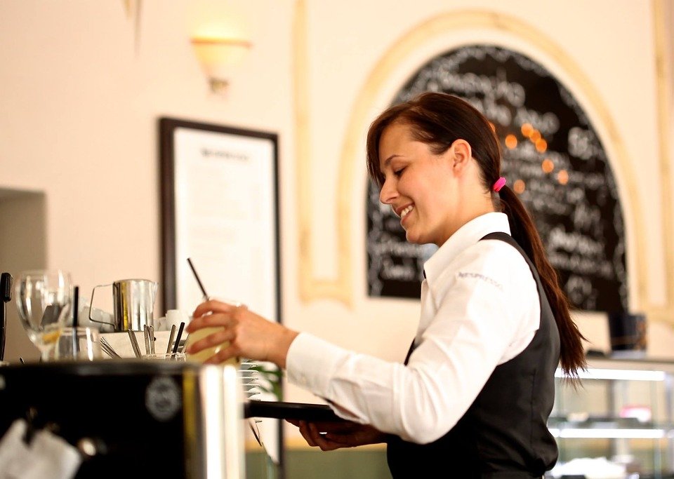 Source : Une employée d’un restaurant | Photo : pixabay Source : Une employée d’un restaurant | Photo : pixabay
