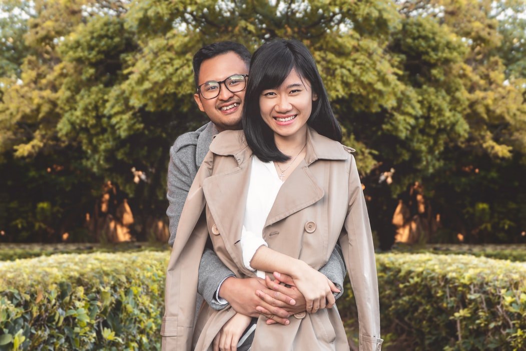 Un couple heureux et souriant. l Source : Unsplash