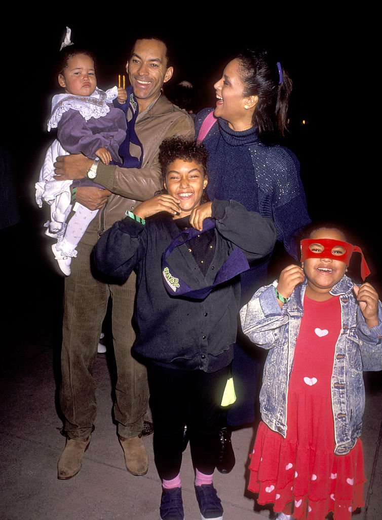 Jayne Kennedy, her husband Bill Overton, and daughters Savannah and Kopper attend the "Teenage Mutant Ninja Turtles" Universal City premiere in 1990 | Photo: Getty Images