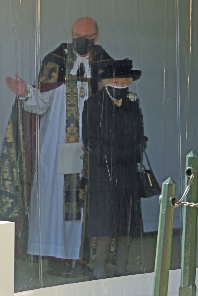 Le doyen de Windsor et la reine Elizabeth II suivent la procession au porche de Galilée à la chapelle St George lors des funérailles du prince Philip, duc d'Édimbourg, au château de Windsor le 17 avril 2021 à Windsor , Angleterre. | Photo : Getty Images