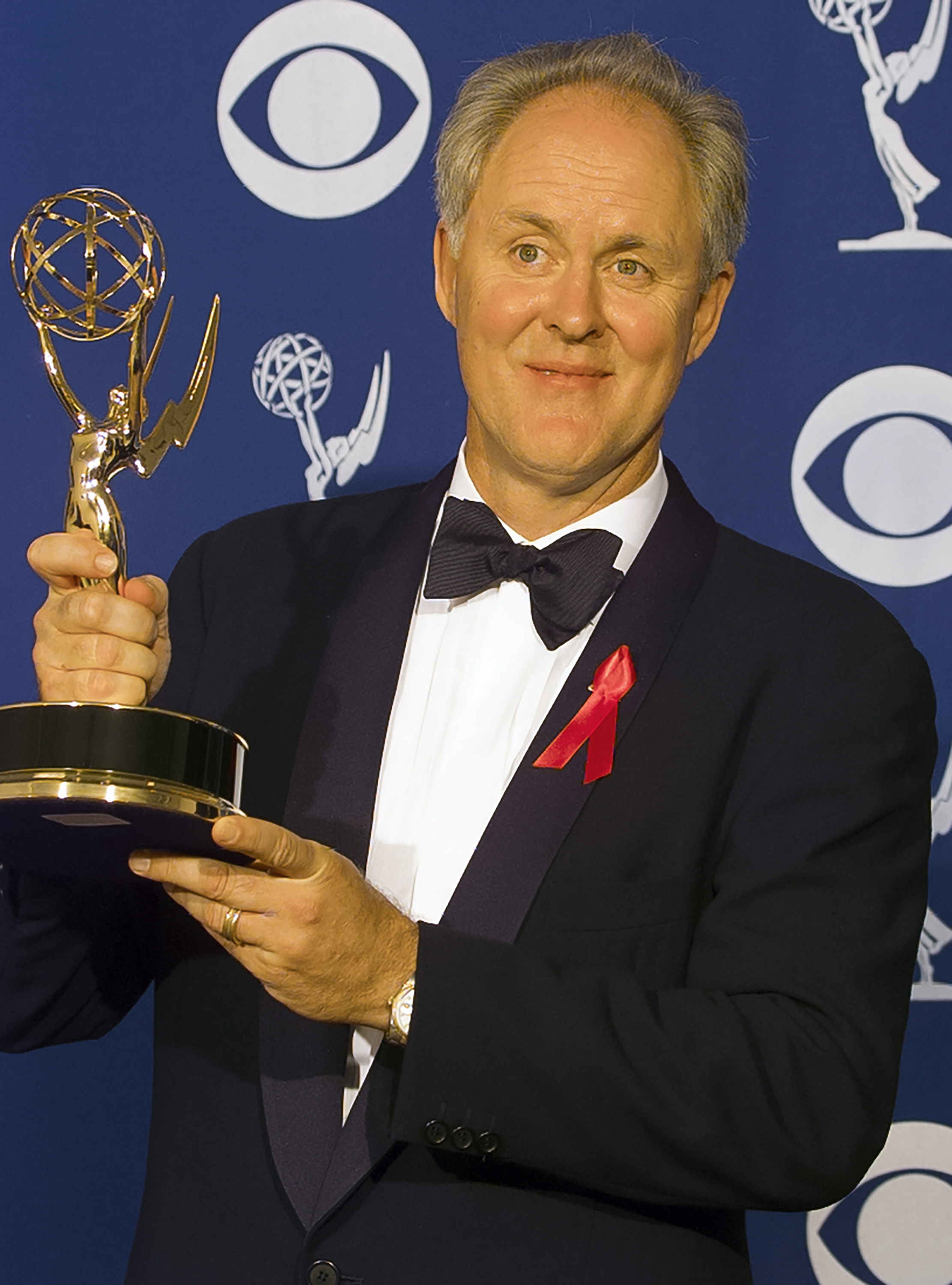 John Lithgow poses backstage with his award at the Emmy Awards Show on September 14, 1997, in Pasadena, California | Source: Getty Images