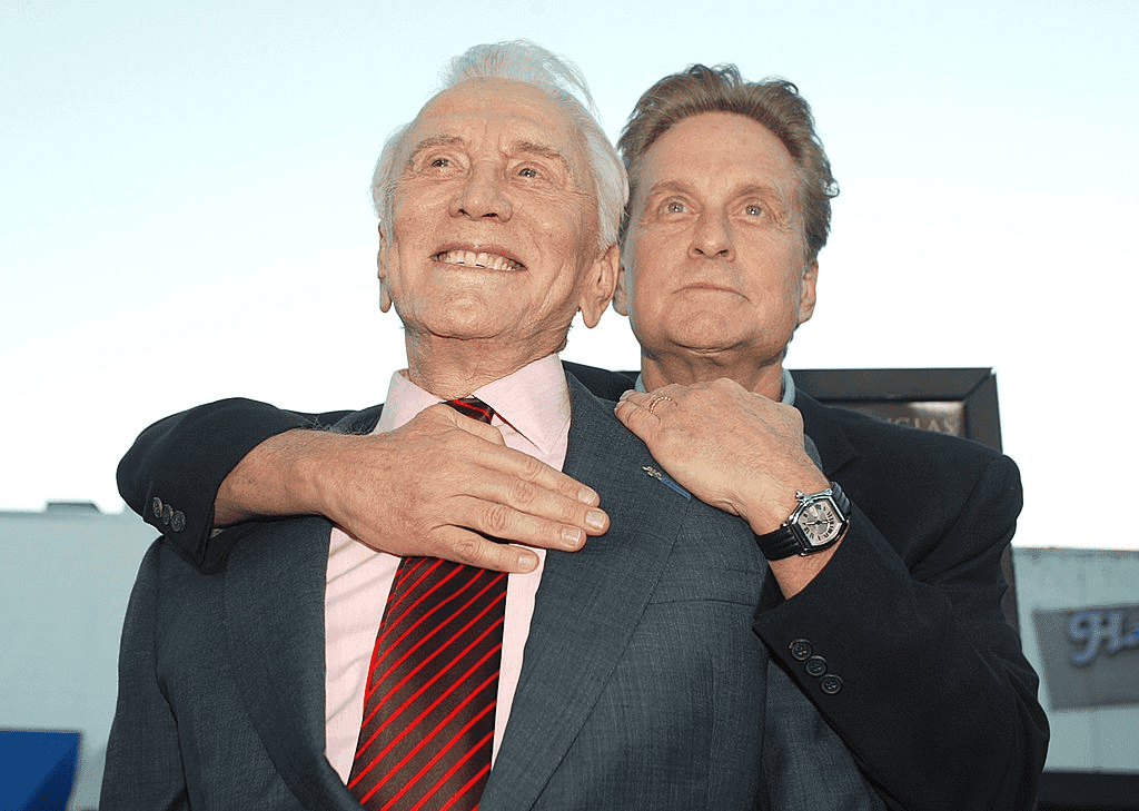 L'acteur Kirk Douglas et son fils le producteur/acteur Michael Douglas arrivent à la première de "It Runs In The Family" au Bruin Theater le 7 avril 2003 à Los Angeles, Californie. | Photo : Instagram/Lola Marois L'acteur Kirk Douglas et son fils le producteur/acteur Michael Douglas arrivent à la première de "It Runs In The Family" au Bruin Theater le 7 avril 2003 à Los Angeles, Californie. | Photo : Instagram/Lola Marois