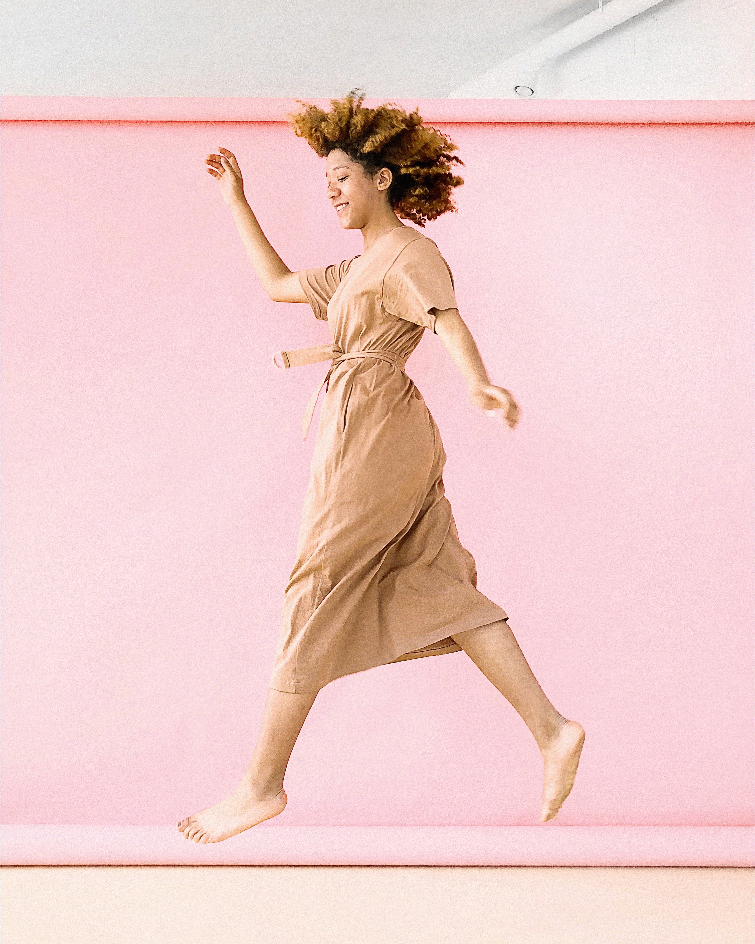 Mujer con vestido suspendida en el aire. | Foto: Pexels