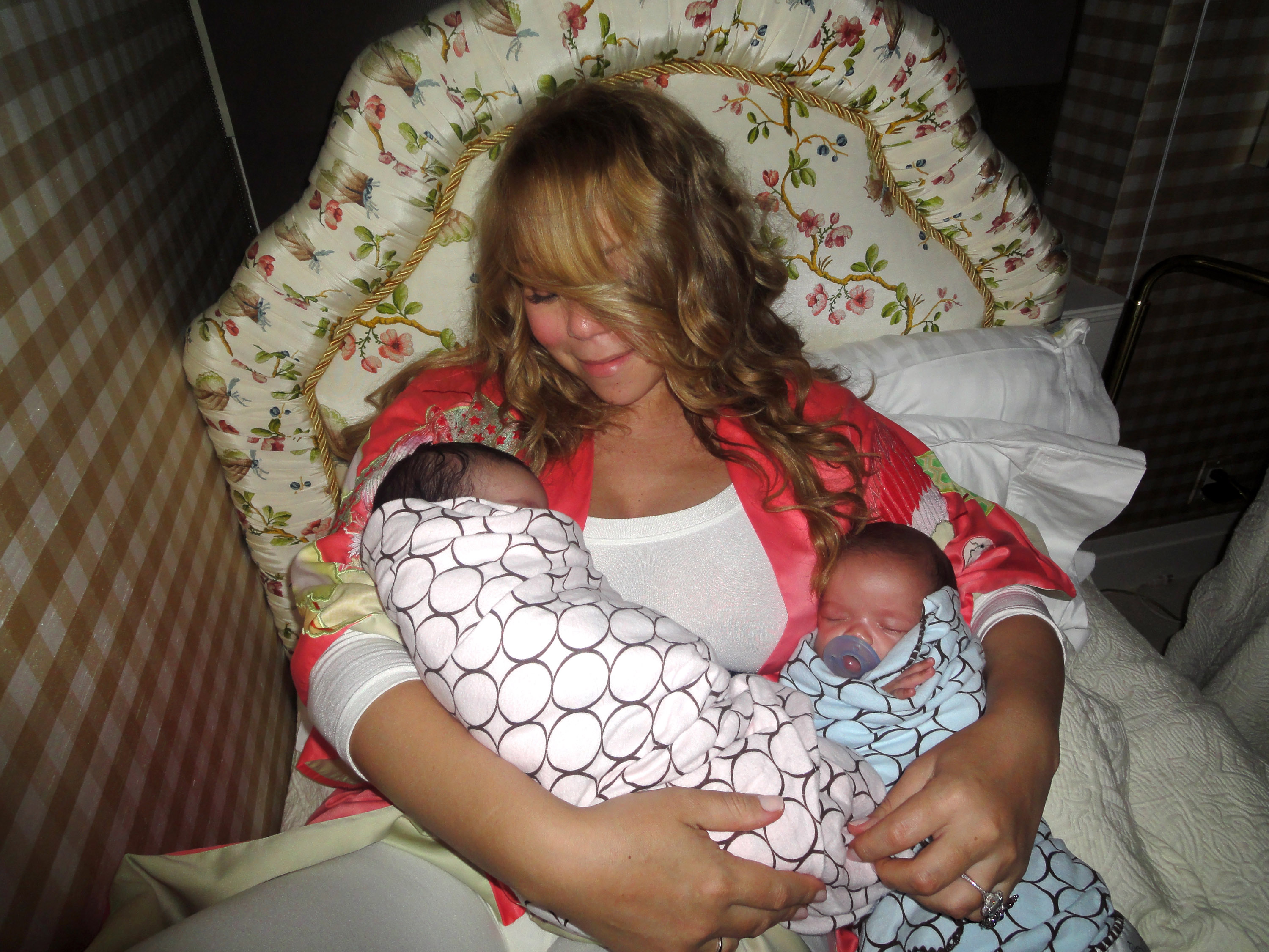 Mariah Carey with her twins, Monroe and Moroccan Cannon, in 2011. | Source: Getty Images
