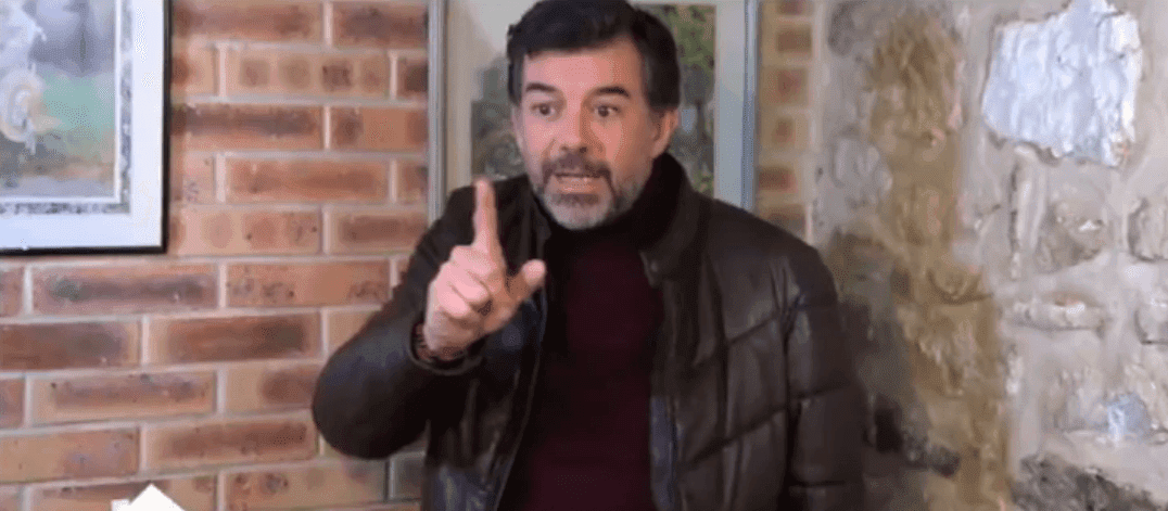 Stephane Plaza dans la maison de Gisele dans Maison a Vendre. | Source: Youtube/Dernières news Télé Stephane Plaza dans la maison de Gisele dans Maison a Vendre. | Source: Youtube/Dernières news Télé