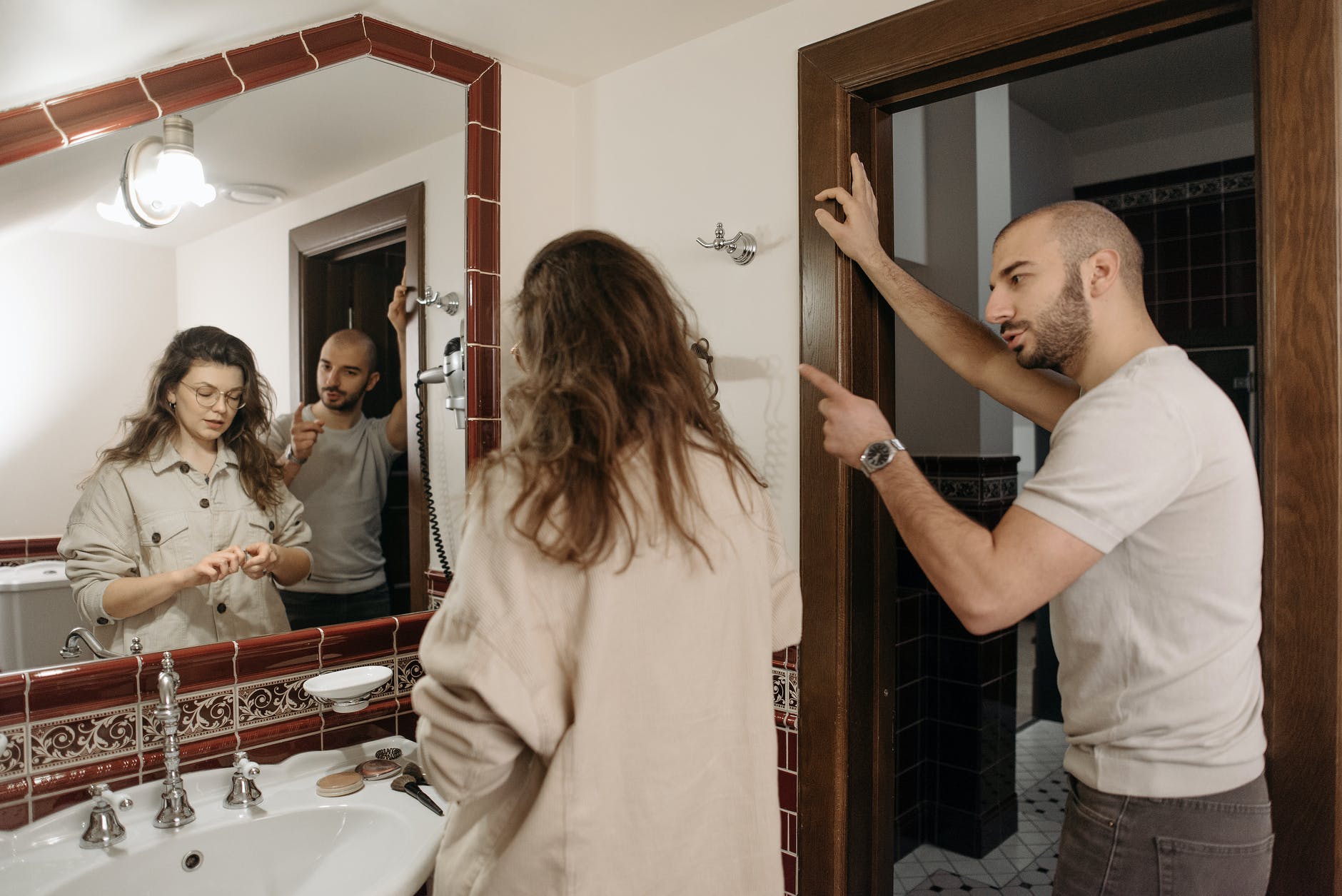 Angry man calling his wife names | Photo: Pexels