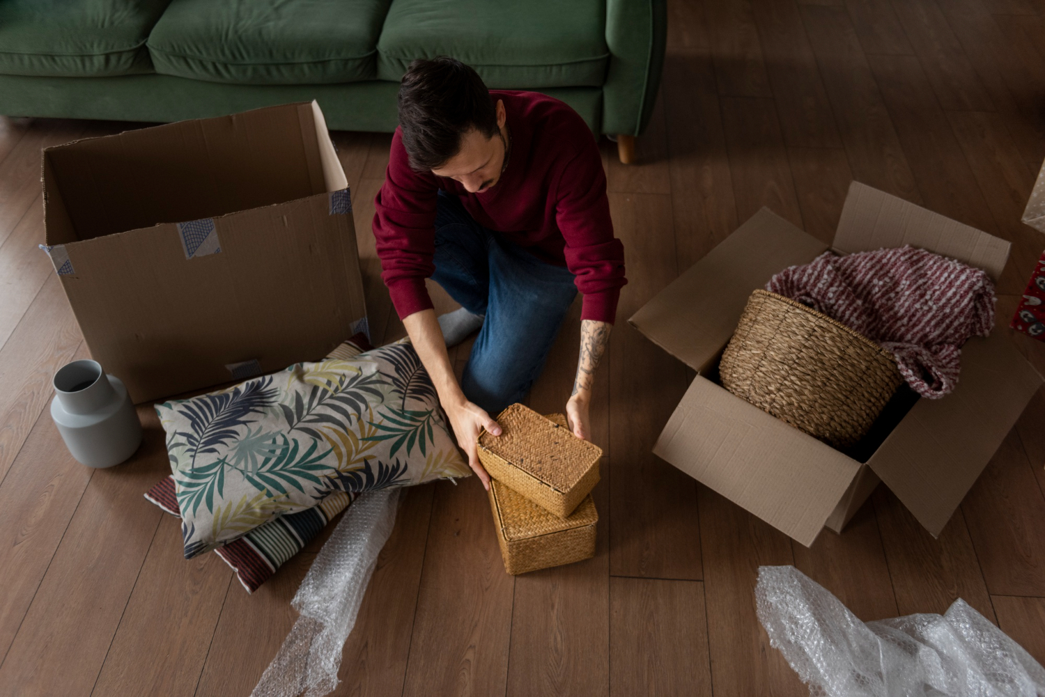 Man packing up his things to move out | Source: Freepik