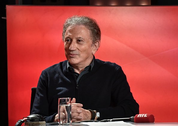 Michel Drucker assiste à une émission de radio. |Photo : Getty Images