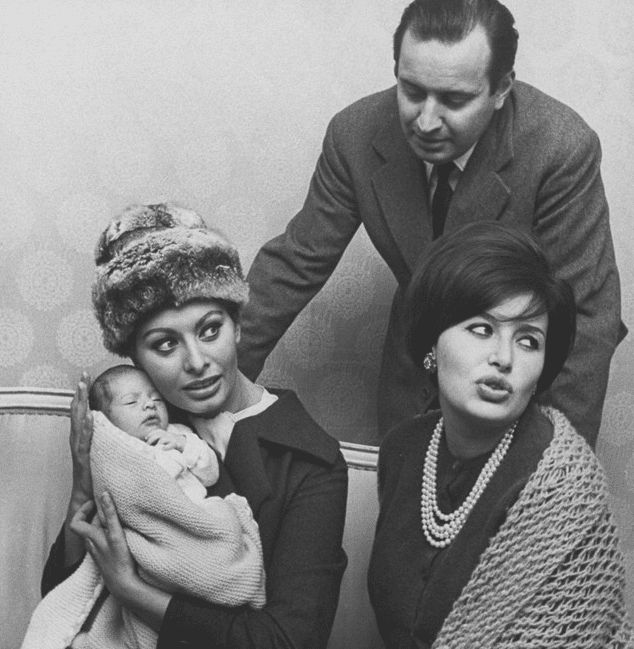 Sofía, Alessandra, Romano y María, en 1962. │Foto: Getty Images