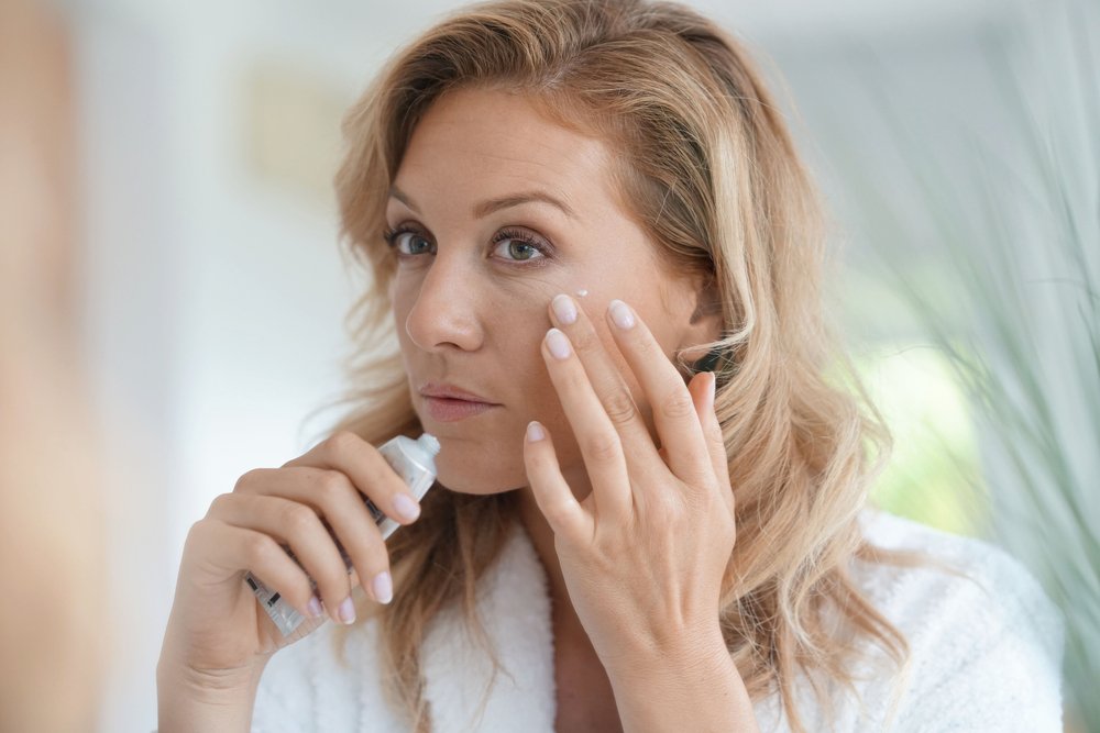 Mujer aplicandose la base de maquillaje con los dedos. I Fotos: Shutterstock