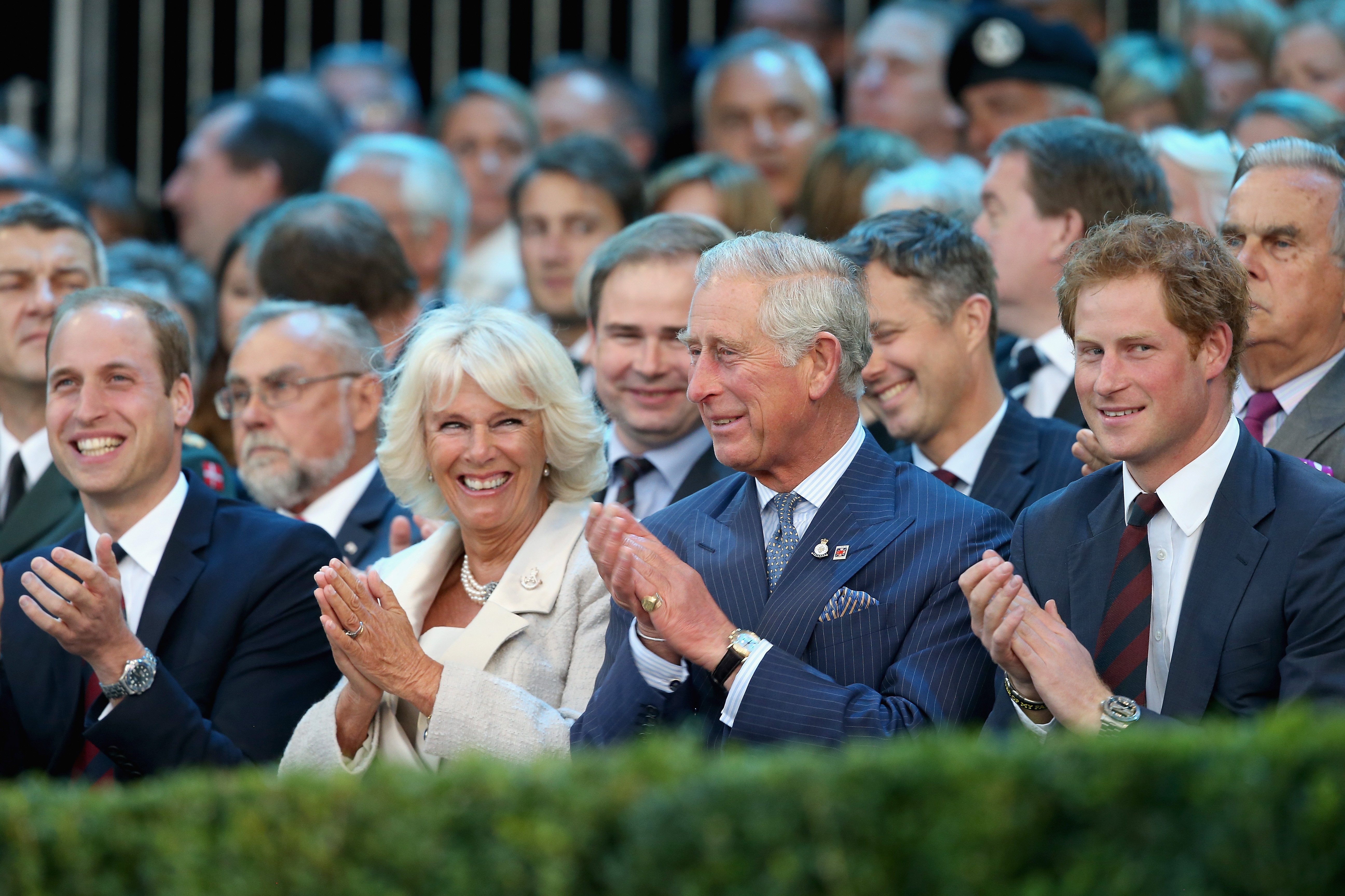 Königingemahlin Camilla, König Charles III., Prinz Harry und Prinz William in London 2014. | Quelle: Getty Images