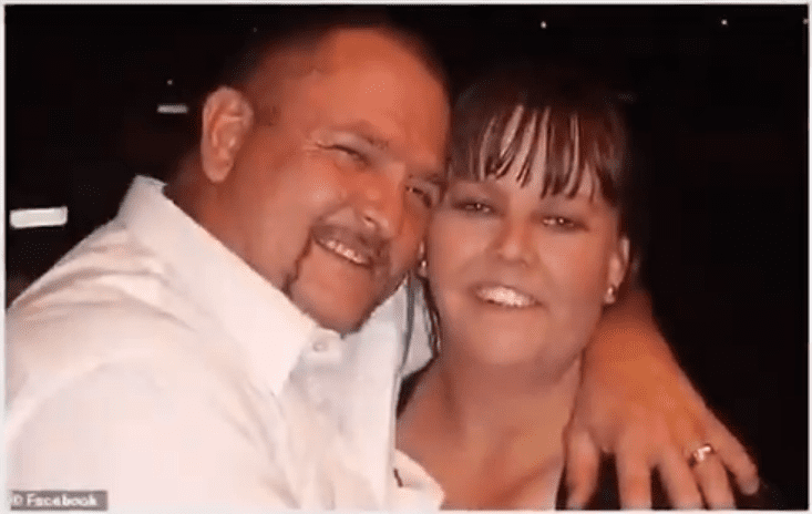 Les parents des 2 bambins ont pris la pose tout sourire alors que leurs enfants étaient encore vivants. | YouTube/DailyNewsUSA