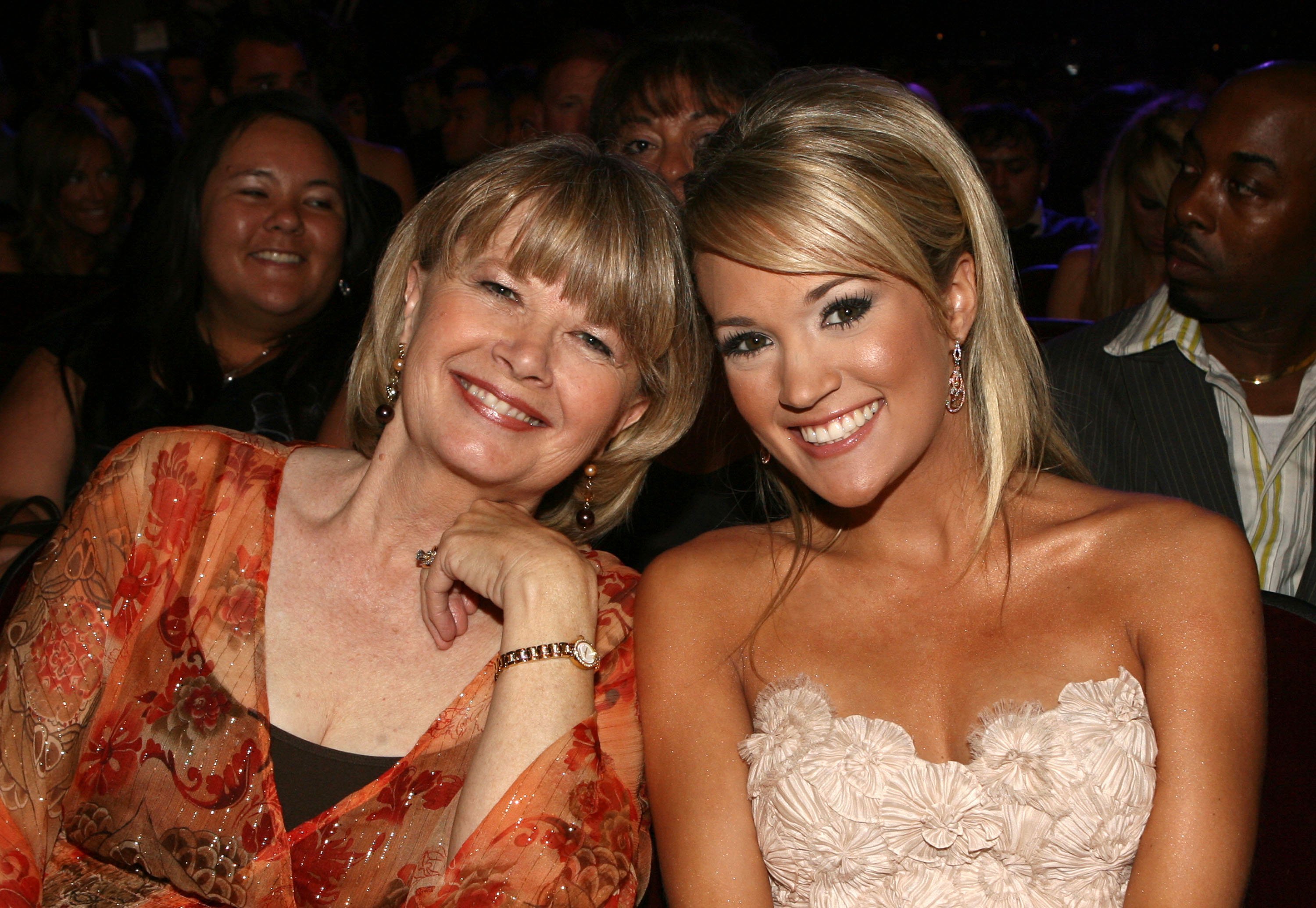 Carole and Carrie Underwood pose for a shot at the American Music Awards in Los Angeles, California on November 21, 2006 | Photo: Getty Images