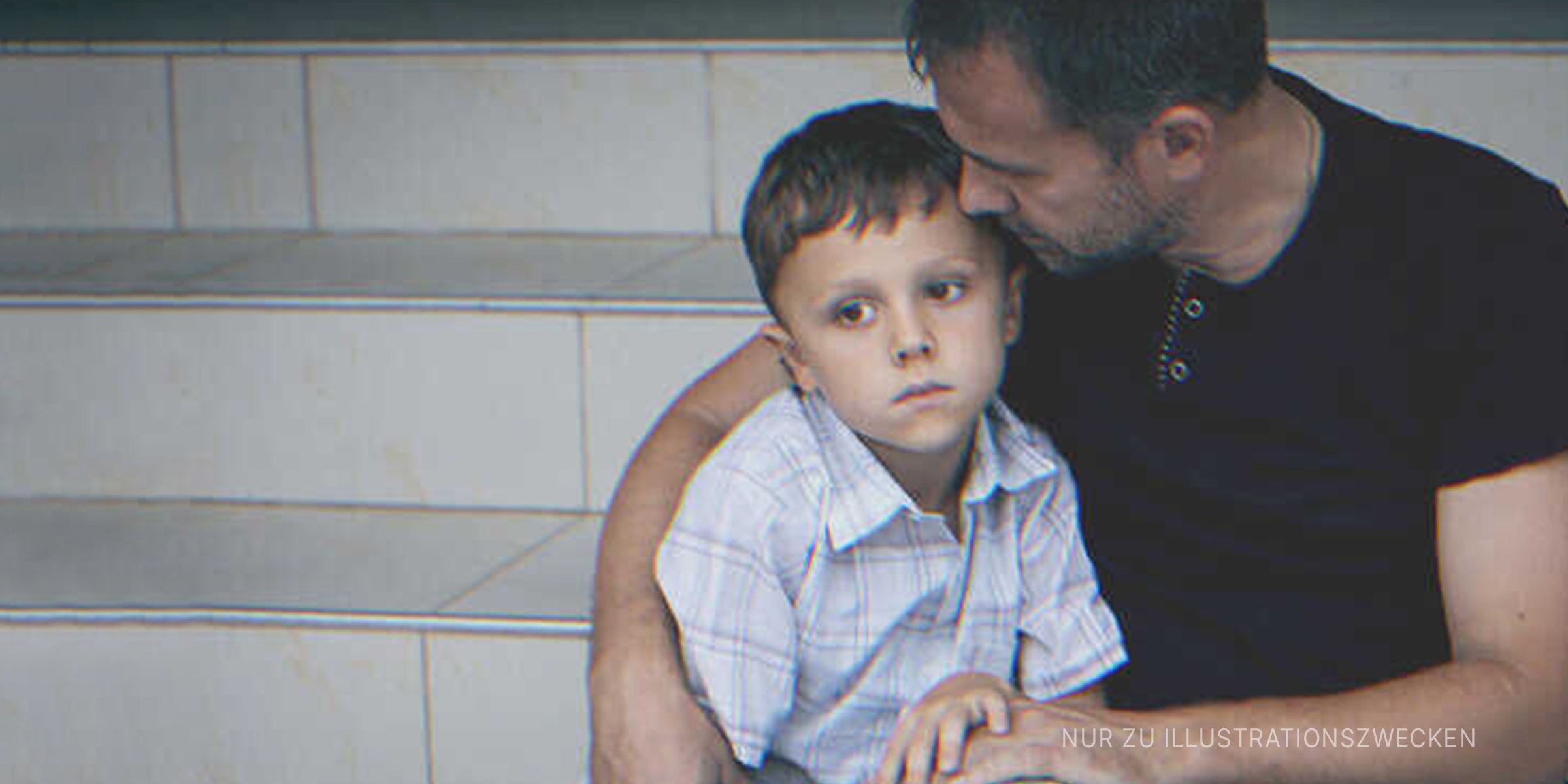 Mann umarmt seinen Sohn. | Quelle: Shutterstock