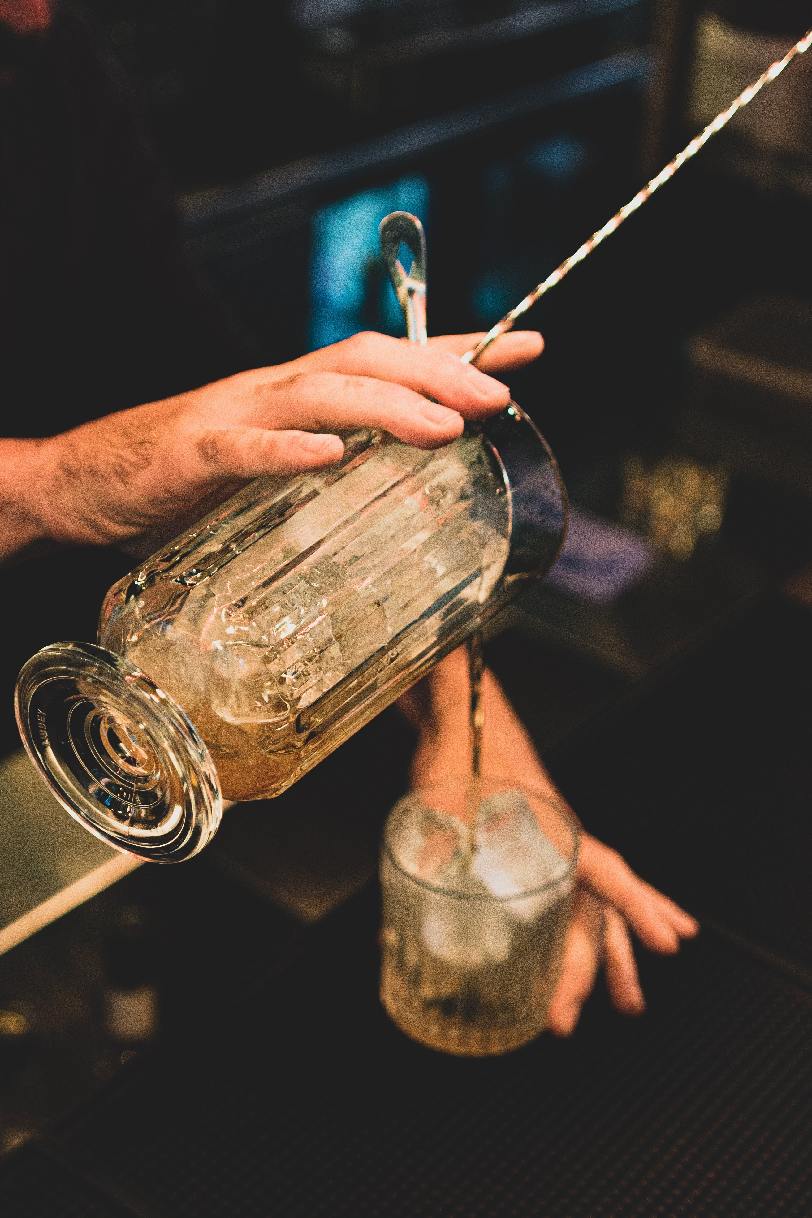 Photo of a bartender making a drink | Photo: Unsplash.com