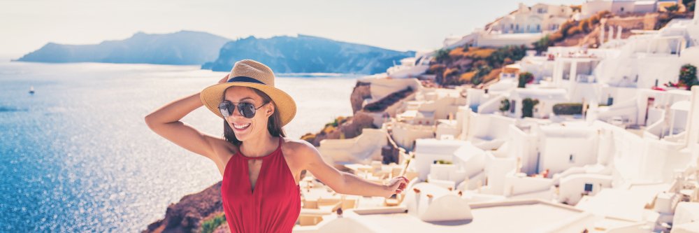 Mujer paseando por Santorini, Oia, islas griegas, durante sus vacaciones de lujo. Fuente: Shutterstock Mujer paseando por Santorini, Oia, islas griegas, durante sus vacaciones de lujo. Fuente: Shutterstock