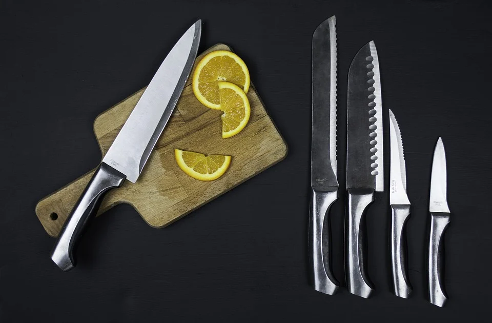 A photo of knives set and sliced lemons. | Photo: Pixabay
