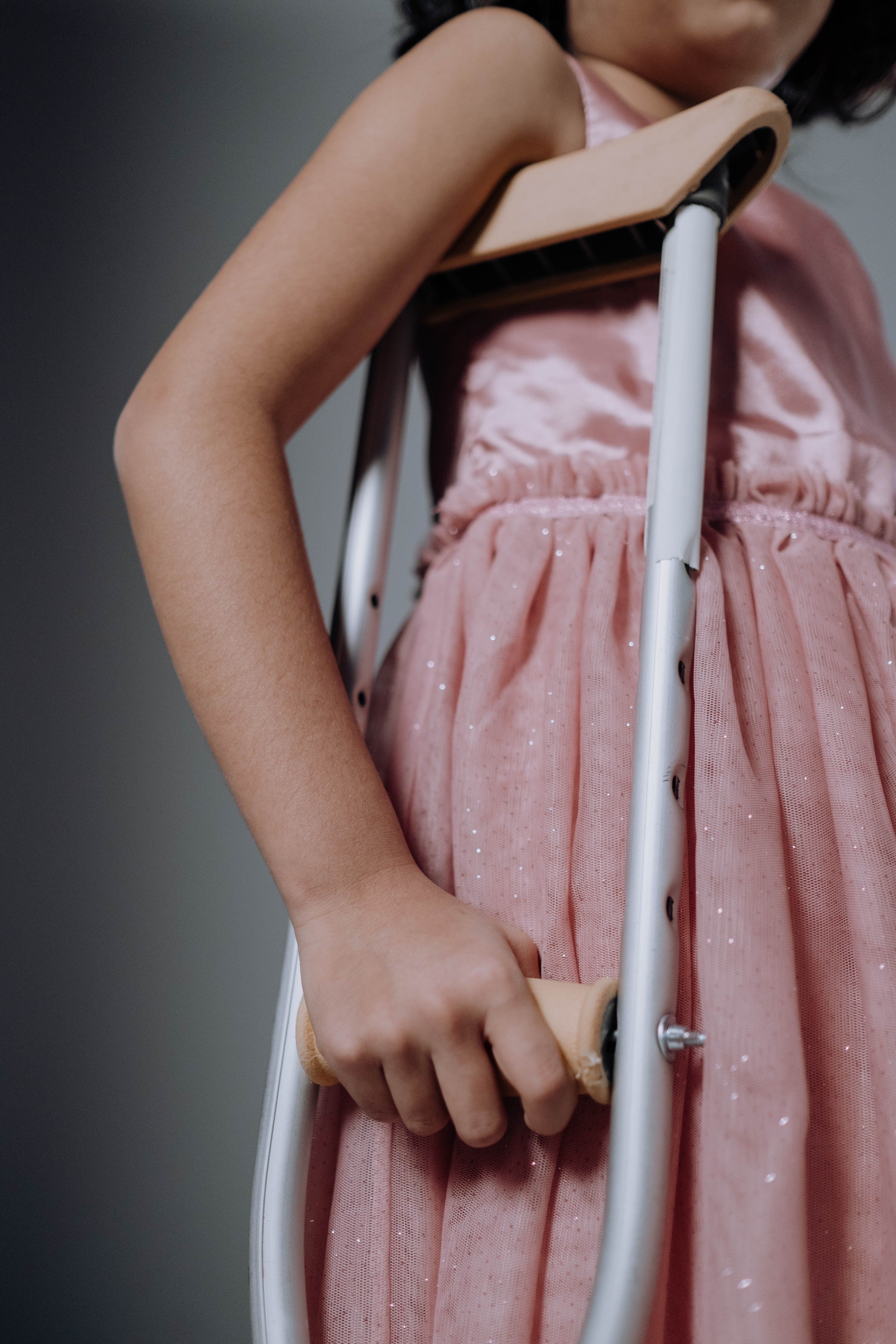Una niña con muletas. | Foto: Pexels
