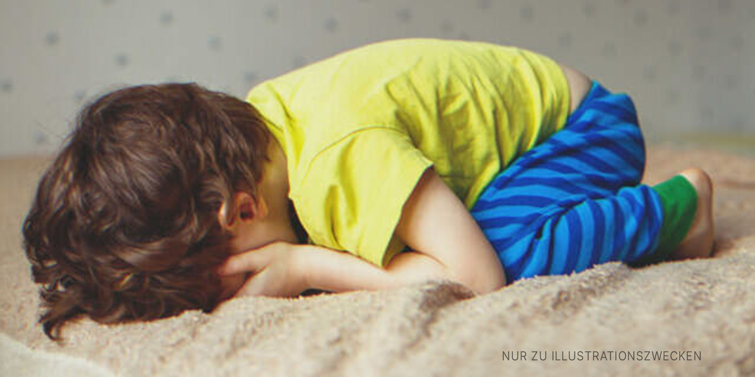 Junge weint im Bett. | Quelle: Shutterstock