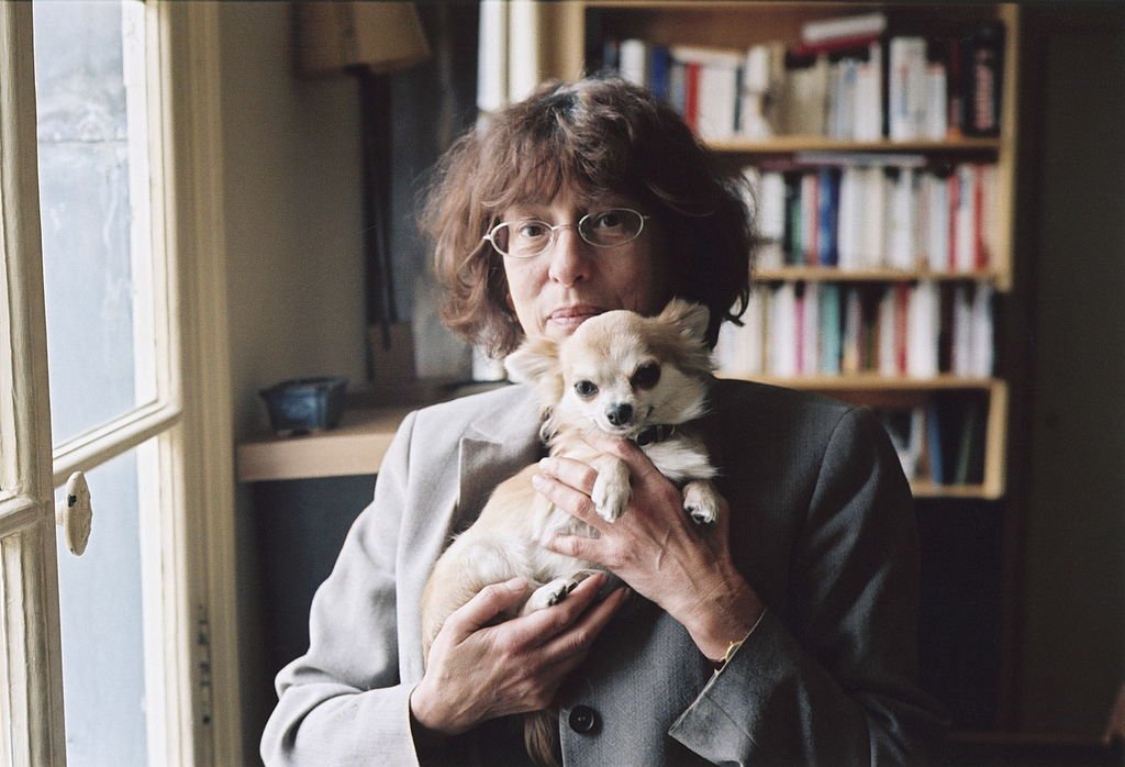La comédienne Anémone avec son chien | Photo : Getty Images
