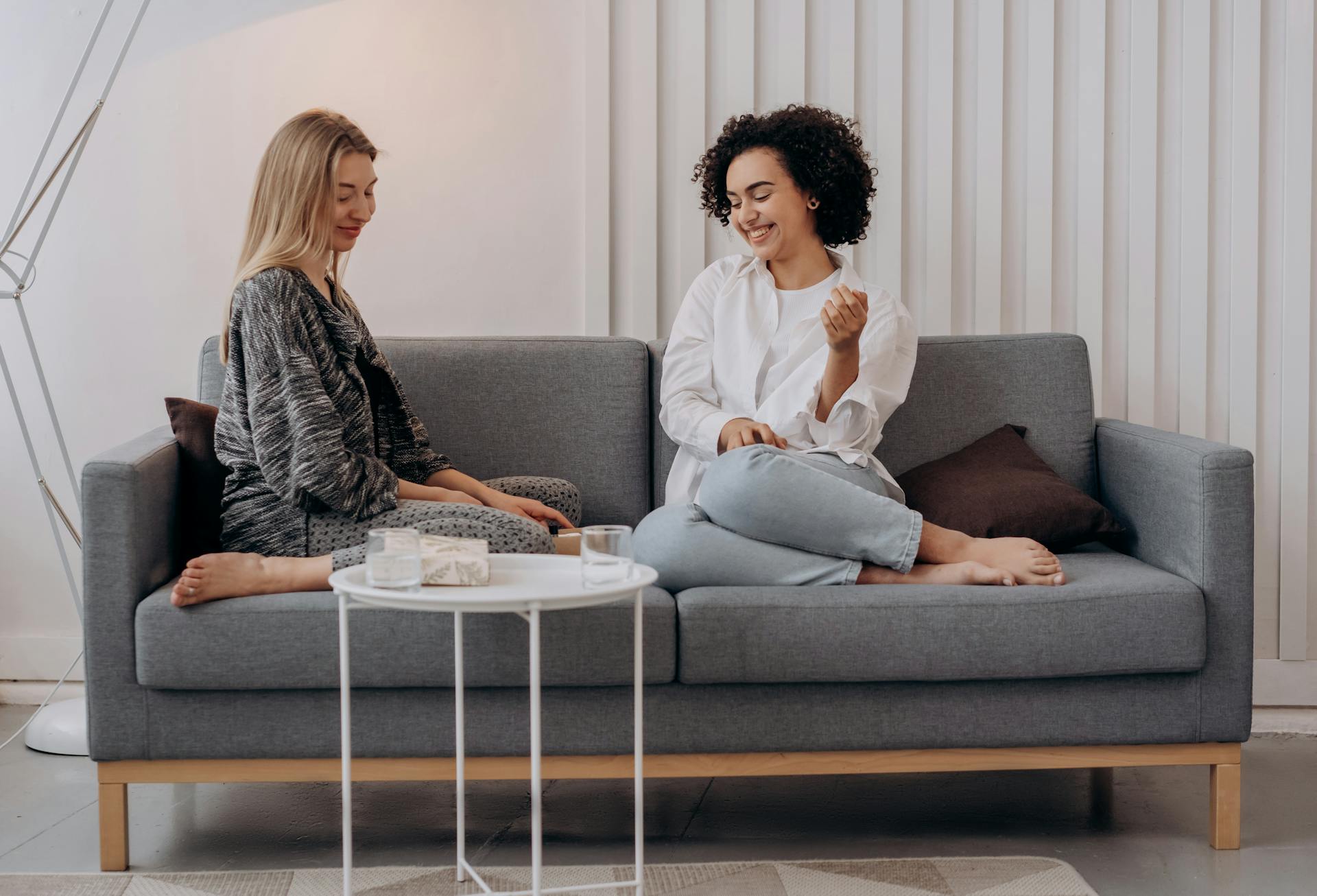 Women sitting on a couch | Source: Pexels