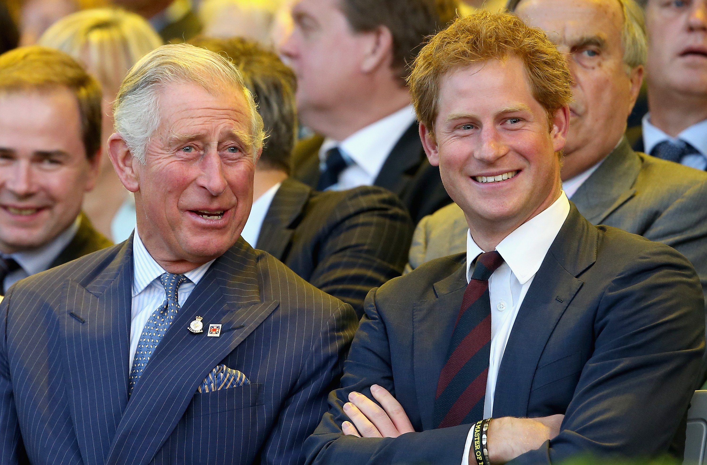 König Charles III. und Prinz Harry lachen während der Eröffnungszeremonie der Invictus Games am 10. September 2014 in London, England. | Quelle: Getty Images