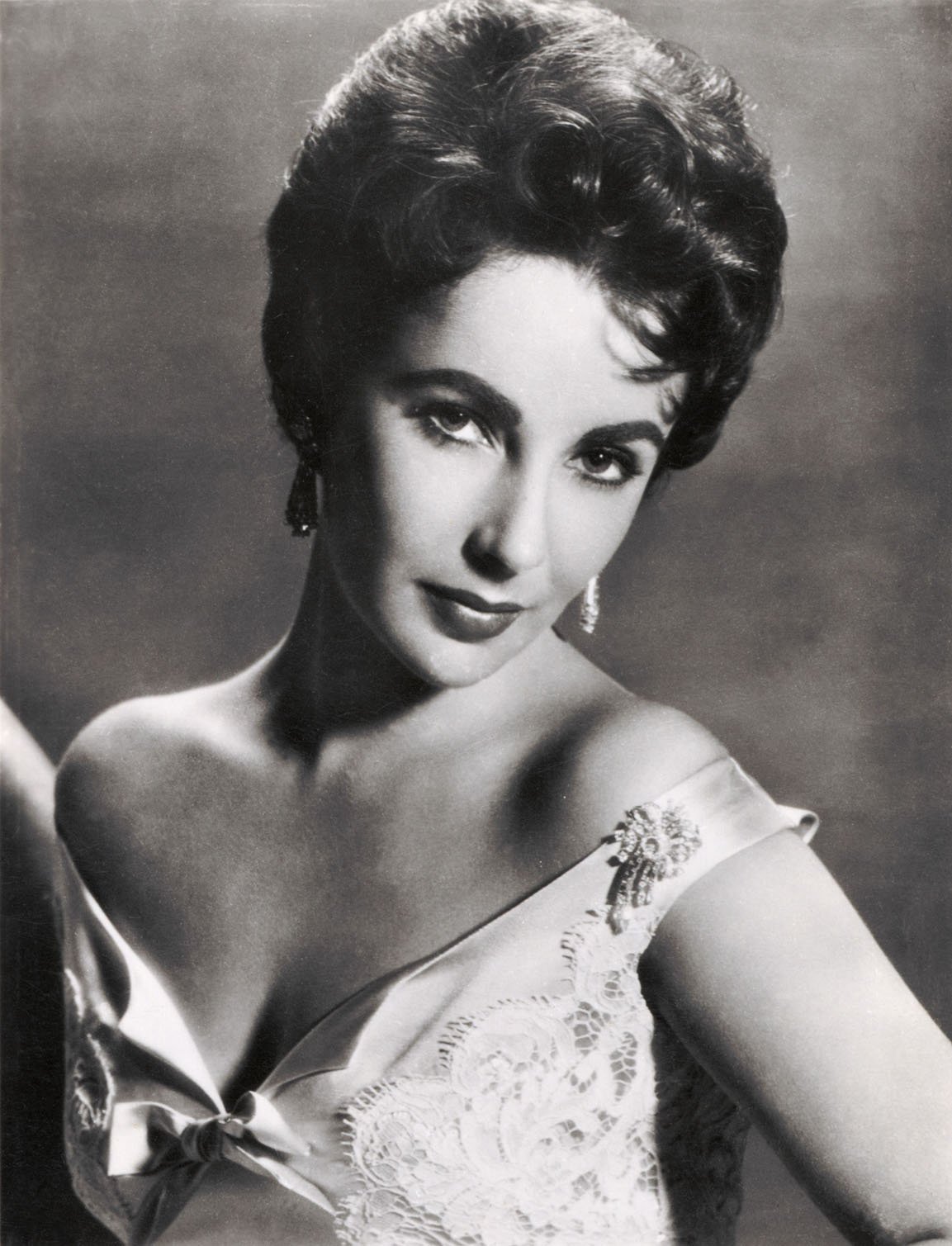 A portrait picture of Elizabeth Taylor during her early years as an actress. | Source: Getty Images.