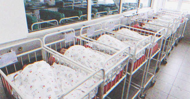 Alineación de niños recién nacidos en sus cunas, en el reten de un hospital. | Foto: Shutterstock