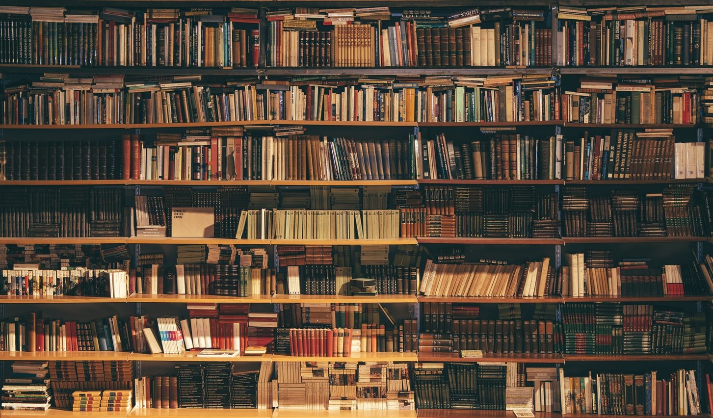 Des étagères remplies de livres. l Source : Unsplash