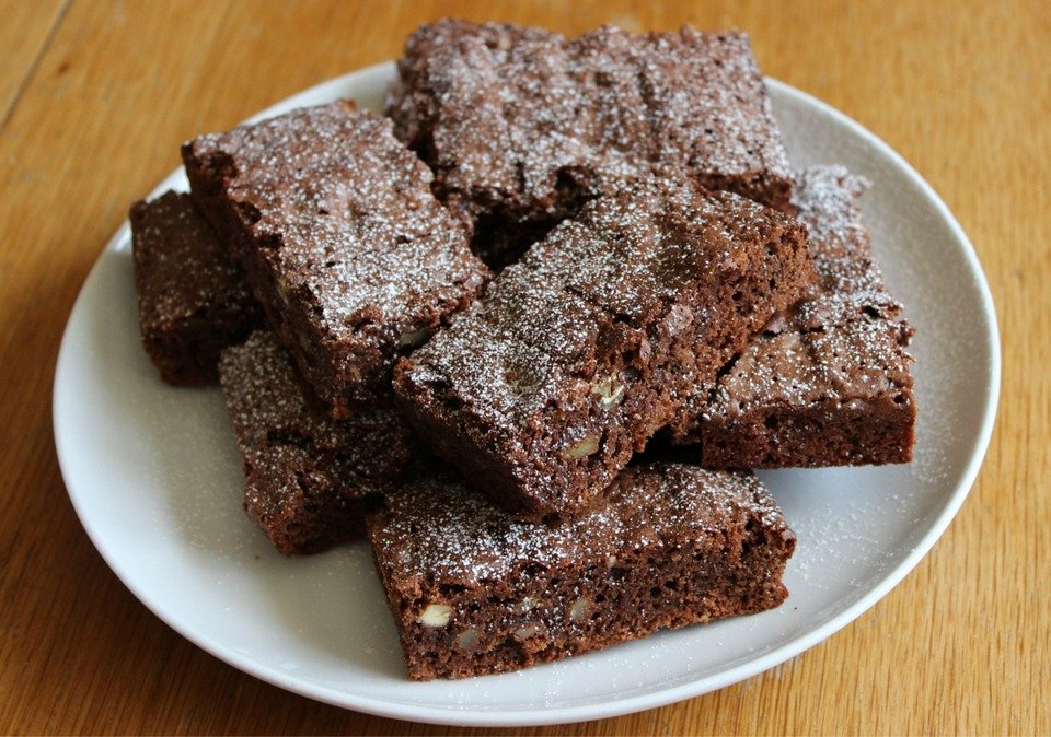 A photo of a plate of brownies. | Photo: Pixabay