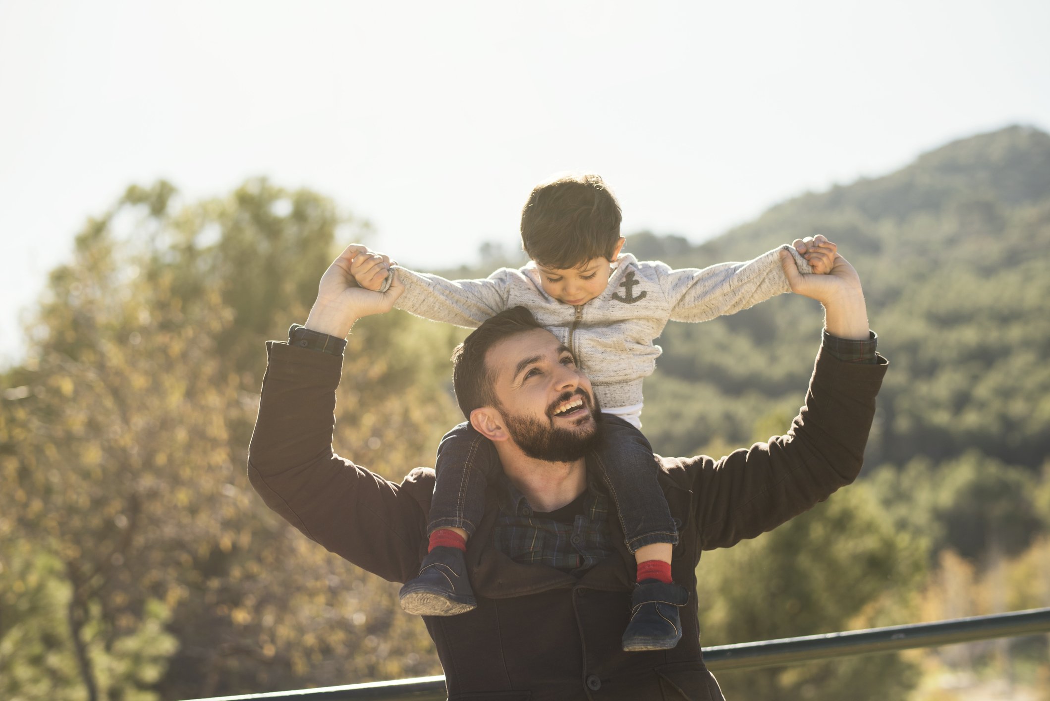 Vater spielt draußen mit Sohn I Quelle: Getty Images