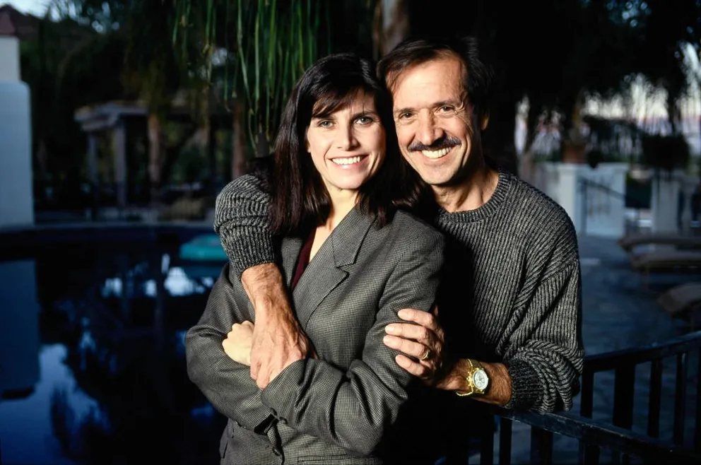 Sonny Bono and his 4th wife Mary Whitaker on January 1, 1991 in the kitchen of their Palm Springs home | Photo: Getty Images