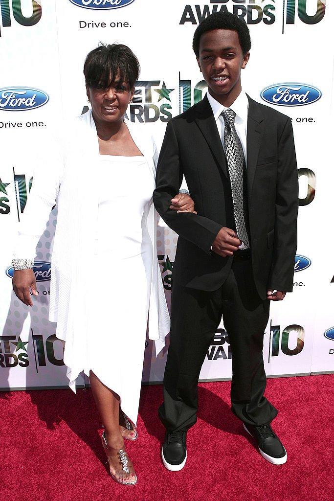 Anita Baker and Son Edward arrives at the 2010 BET Awards held at The Shrine Auditorium on June 27, 2010  | Photo: Getty Images