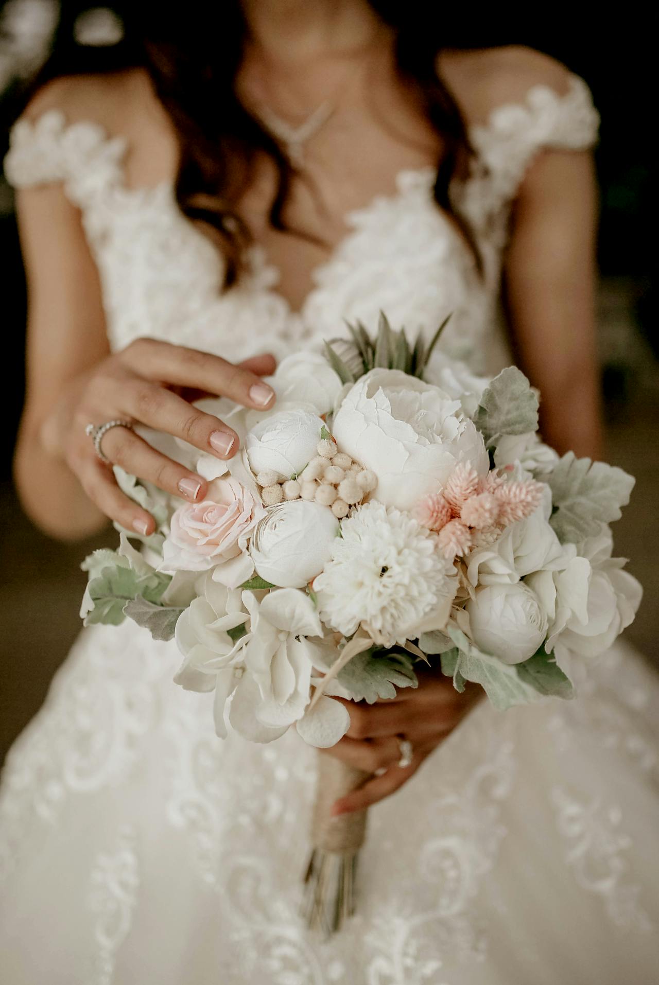 A bride holding a bouquet | Source: Pexels