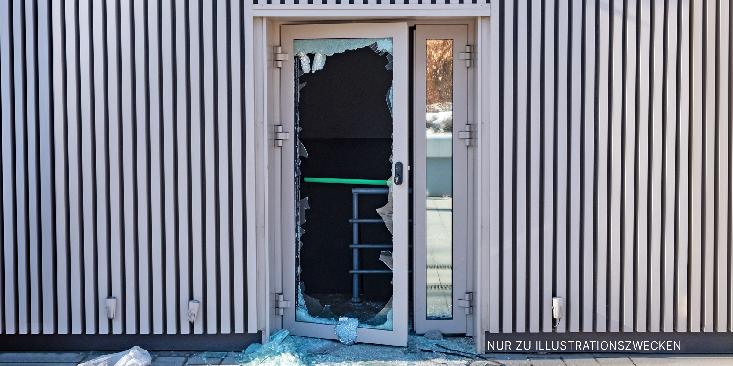 Eine kaputte Tür | Quelle: Shutterstock