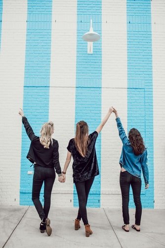 Des femmes portant des jeans noires. | Photo : Unsplash