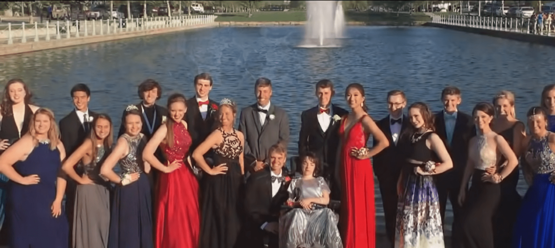 Ellie McCool, her friends and her date Brendan Ritchie posing for a prom picture.│Source: youtube.com/KSDK News