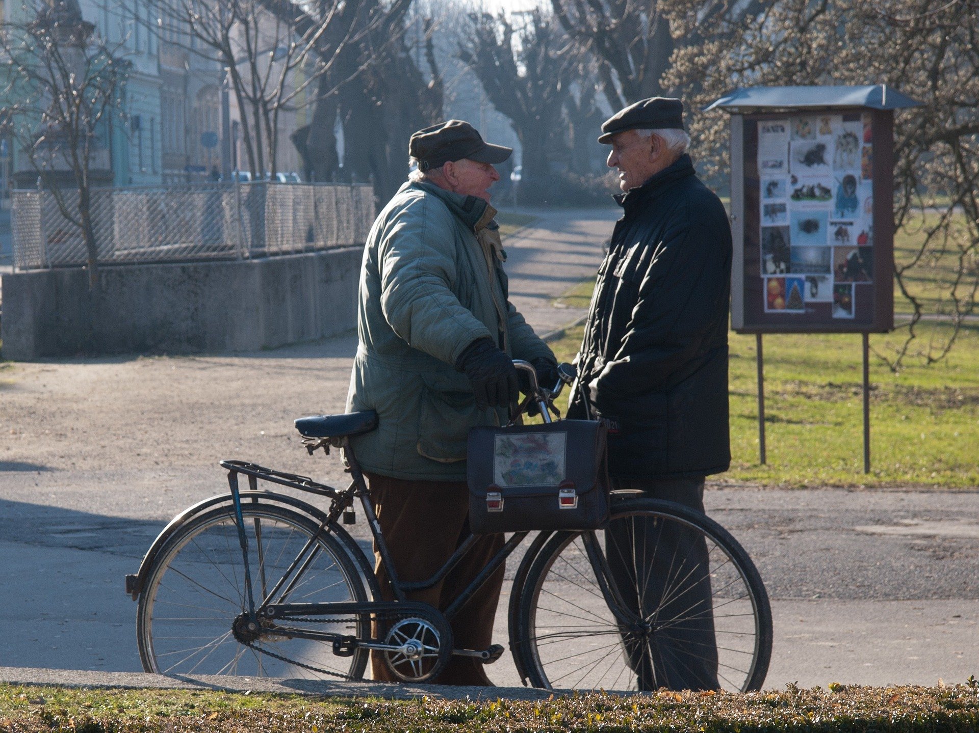 Two senior men having a chat. | Source: Pixabay