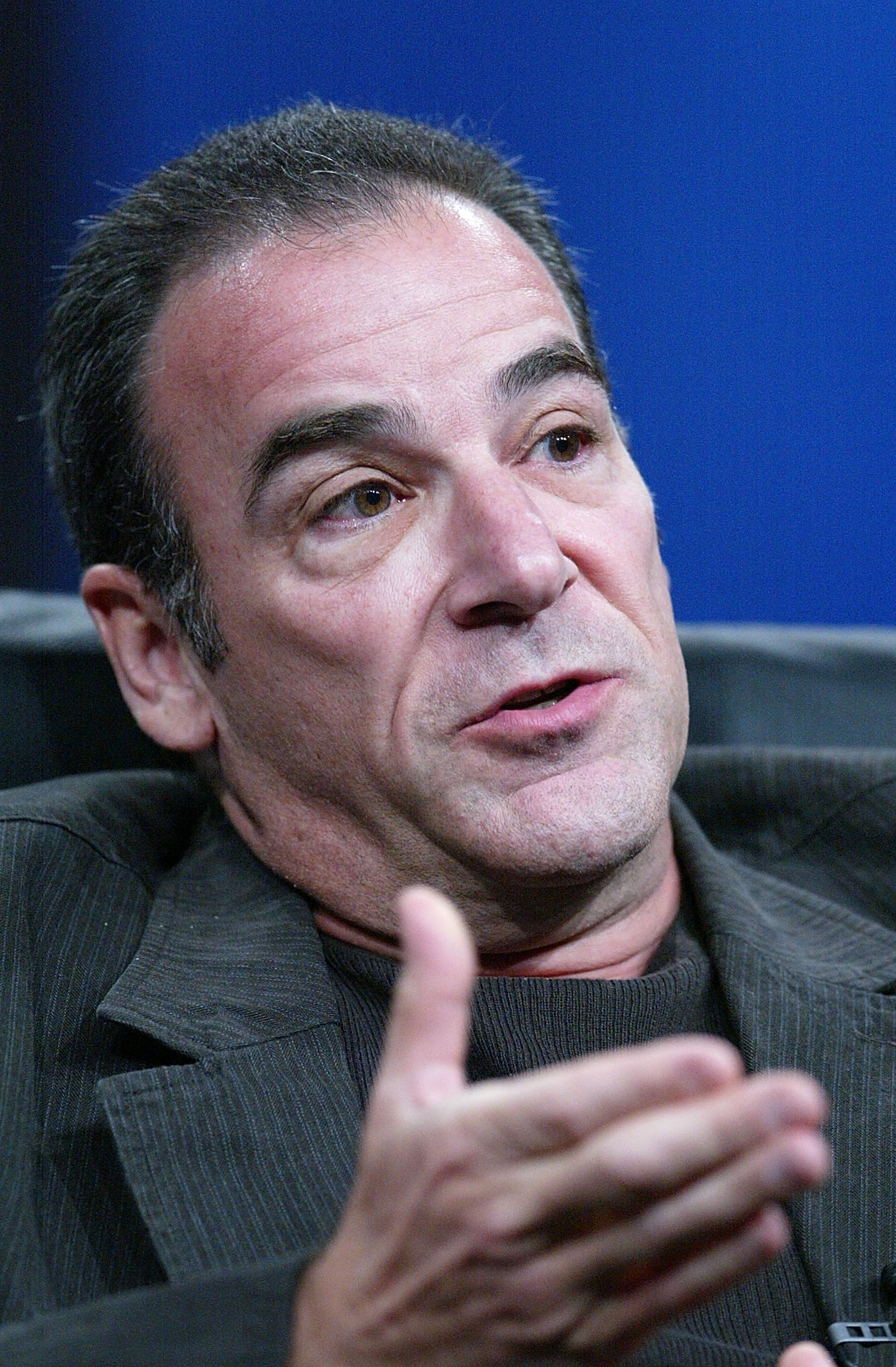 El actor Mandy Patinkin habla con la prensa en el Century Plaza Hotel el 21 de julio de 2004 en Los Ángeles, California. | Foto: Getty Images