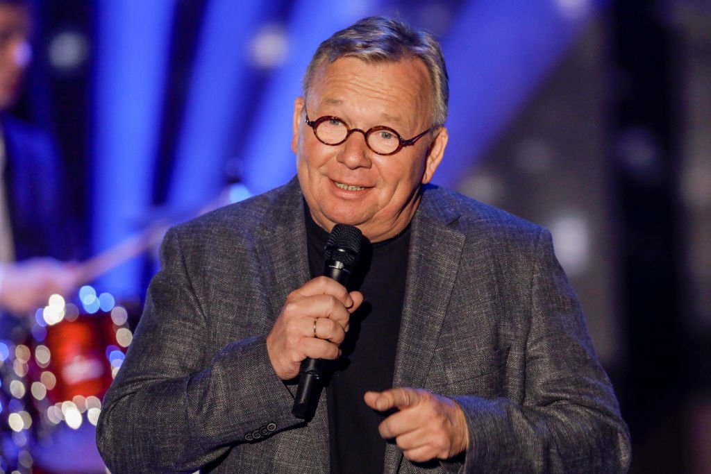Bernd Stelter tritt während der TV-Show 'Stefanie Hertel - Die große Show zum Muttertag' am 8. Mai 2018 in Altenberg auf. | Foto: Getty Images
